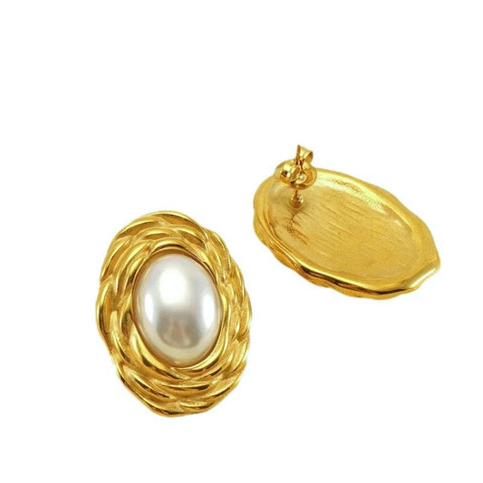 Exquisite gold tone earrings adorned with a sparkling clear crystal. The Magnolia Earring, inspired by the delicate magnolia flower, exudes sophistication. Crafted from stainless steel with an 18K gold plating, these waterproof and tarnish-free earrings are a luxurious addition to any outfit.